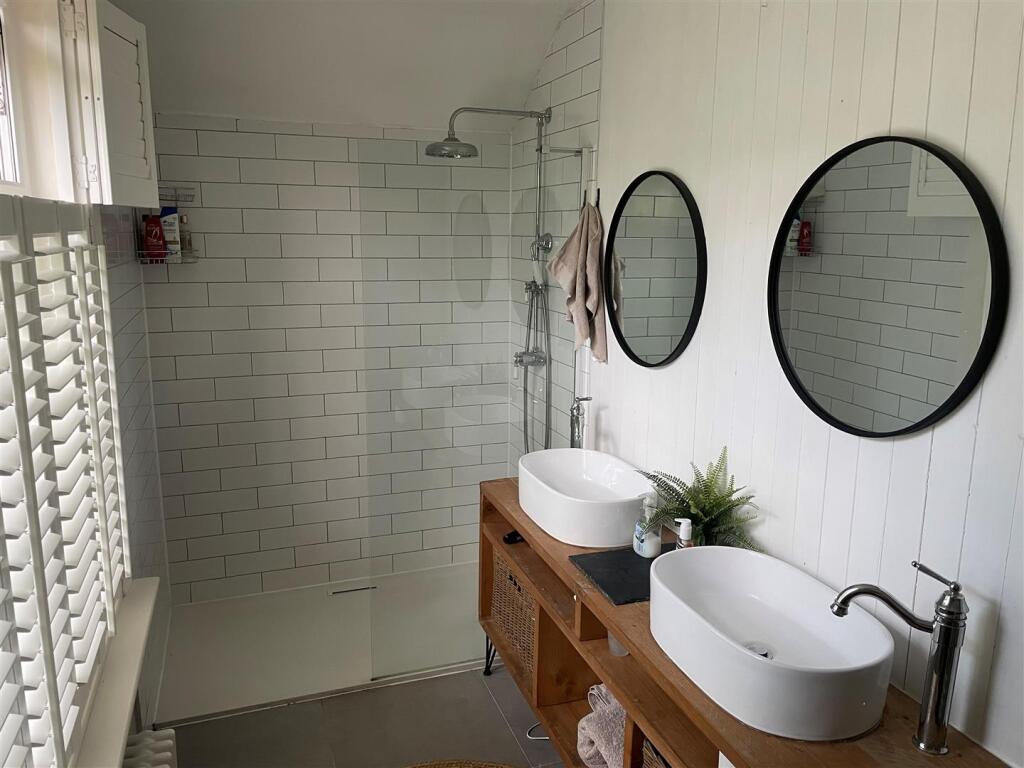 Walk-in shower room.jpg