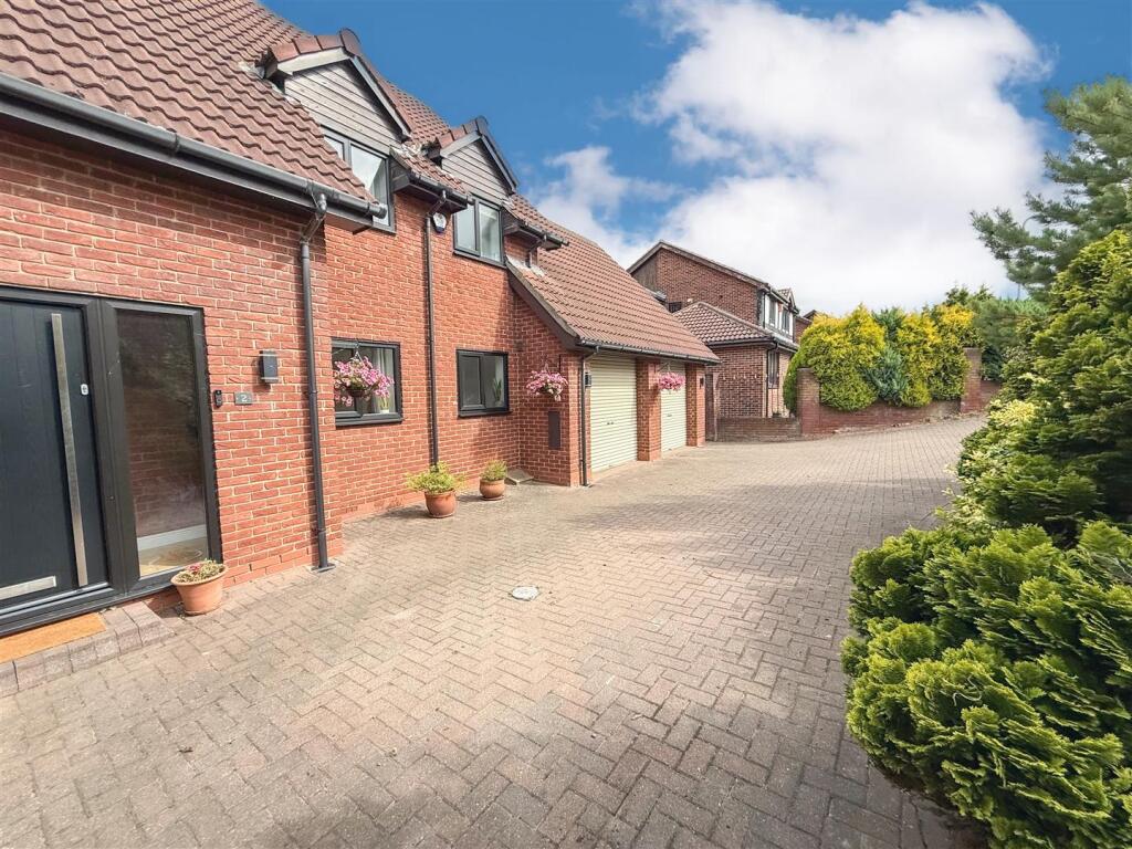 DOUBLE GARAGE WITH UTILITY