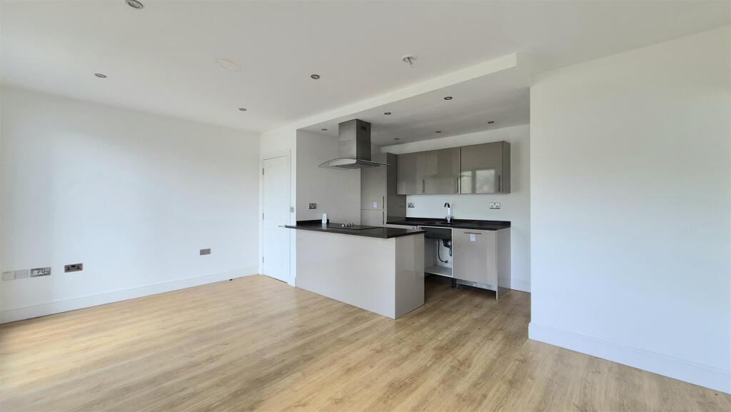 OPEN PLAN LIVING AND KITCHEN AREA