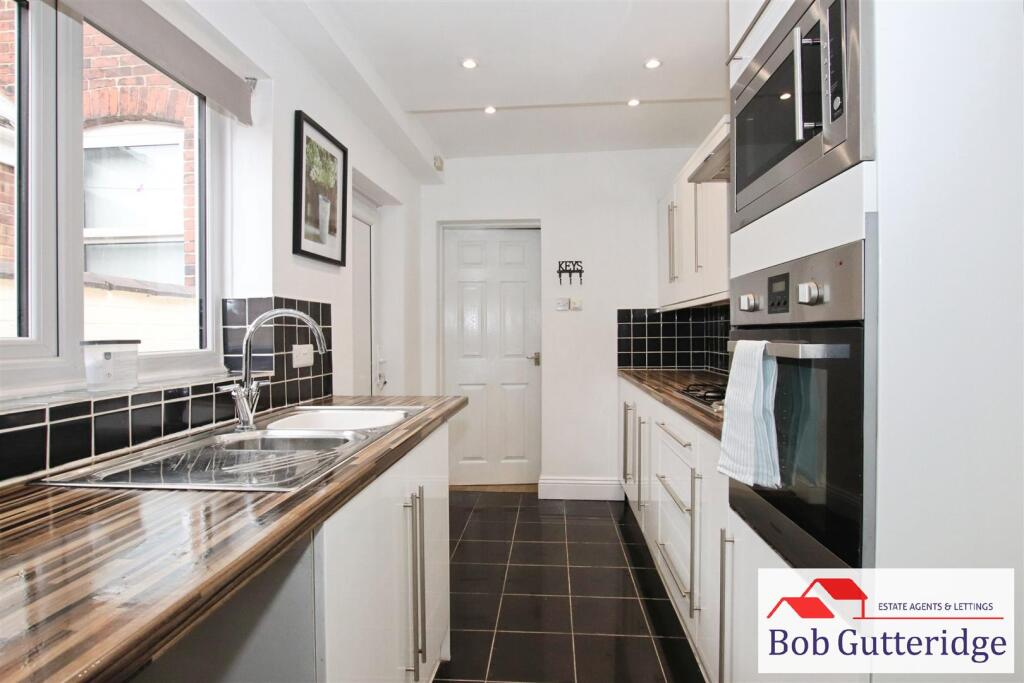 LUXURY FITTED KITCHEN