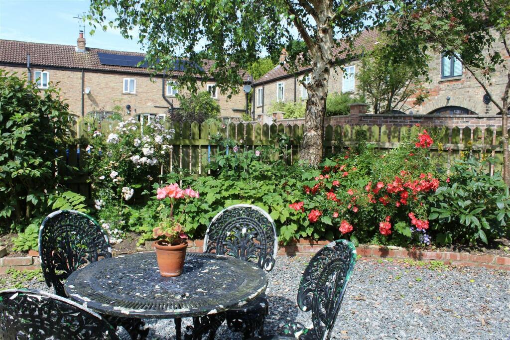 FRONT GARDEN