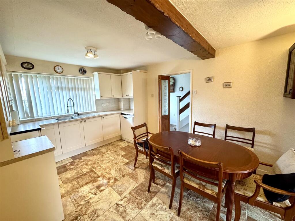 KITCHEN/DINING ROOM