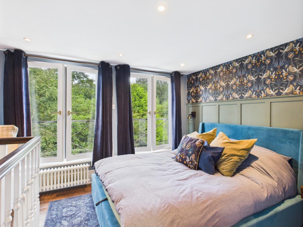 CAM03729G0-PR0080-STILL025