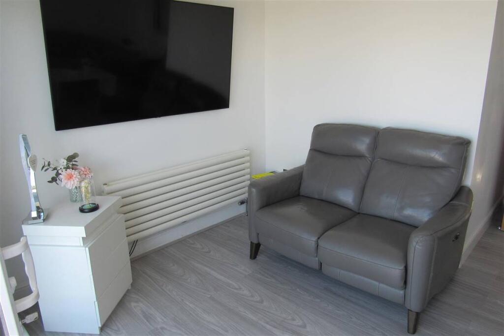 West facing (L shaped) Lounge