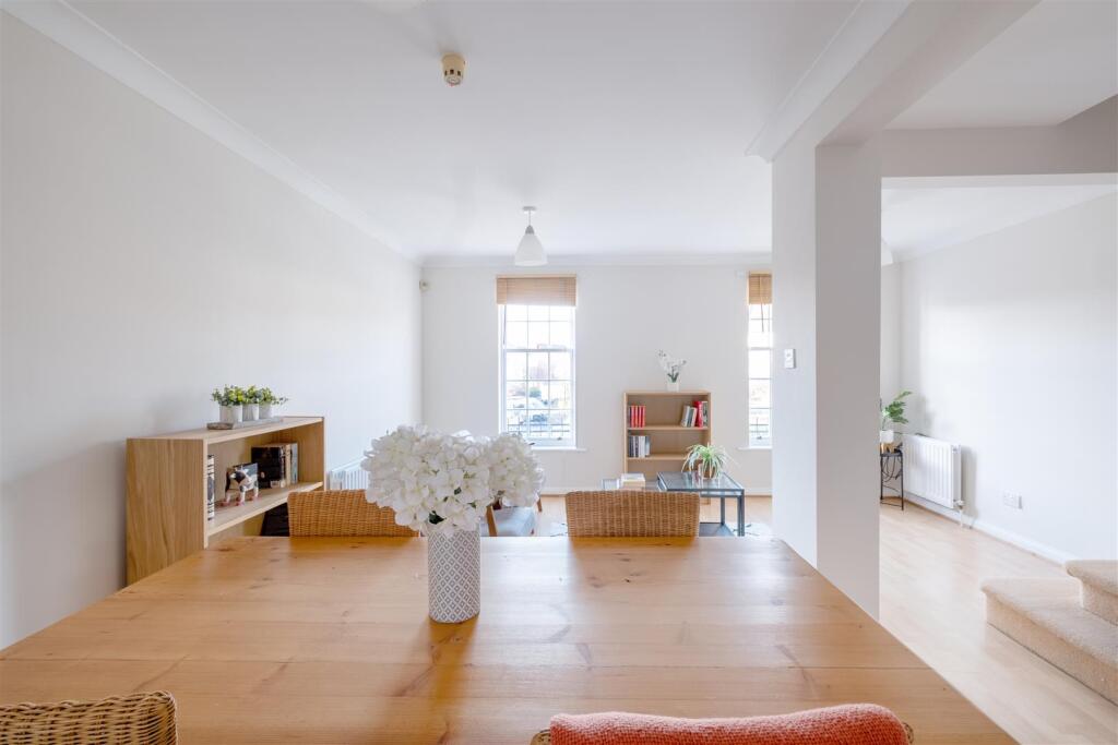 18 Dobson Cres HE-8.jpg