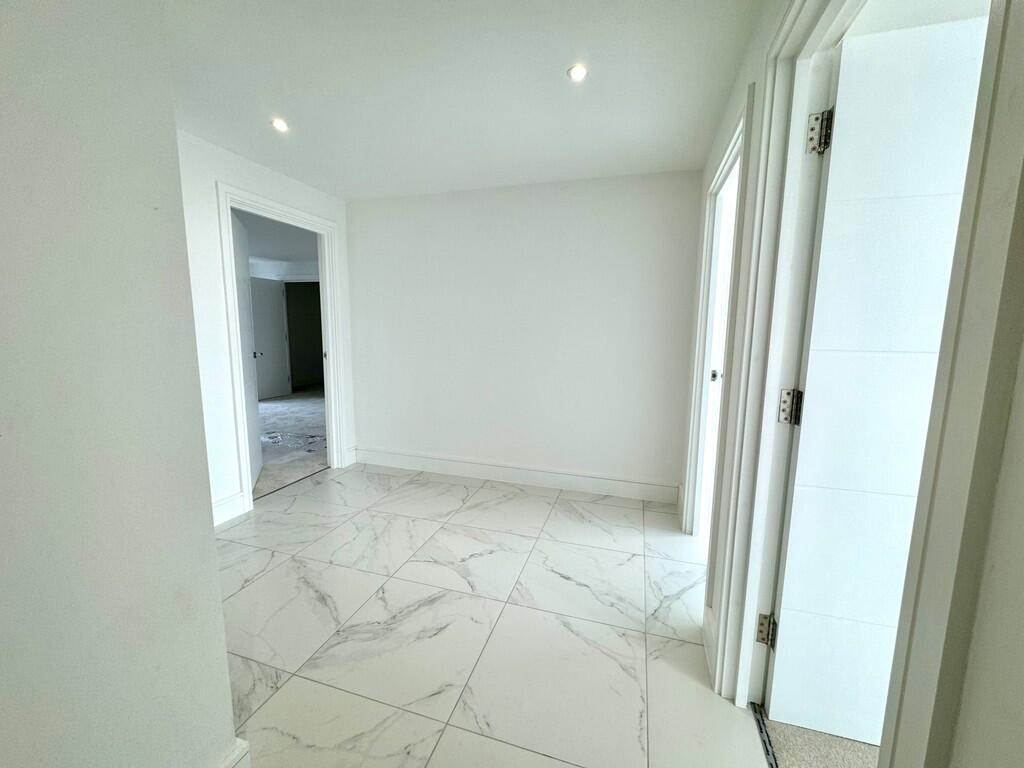 4 Thames View hal...
