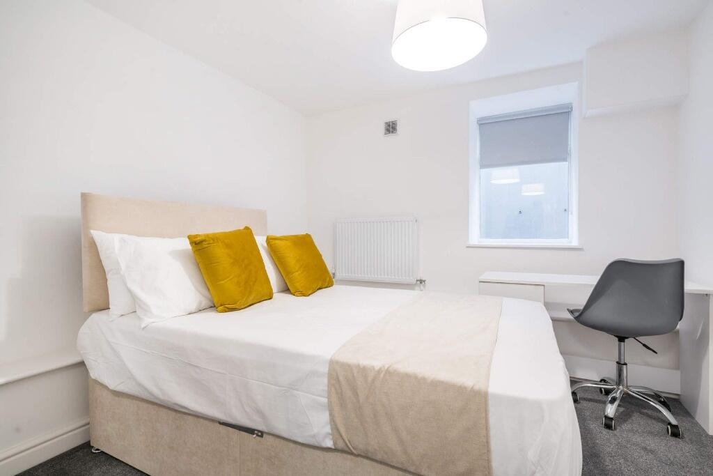 A cozy double bedroom featuring a comfortable b...