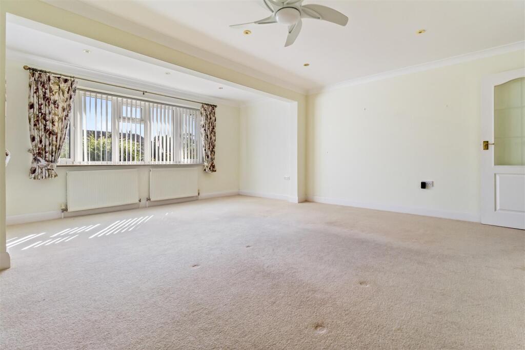 5a Tamarisk Way_006.JPG