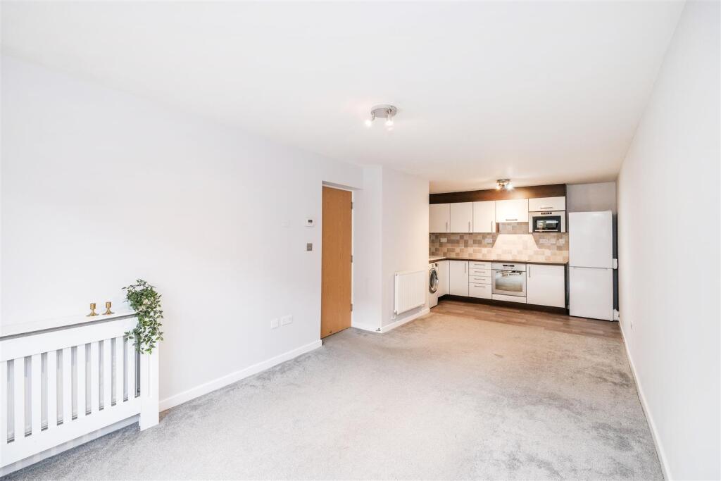 18 Cannock Court-10.jpg