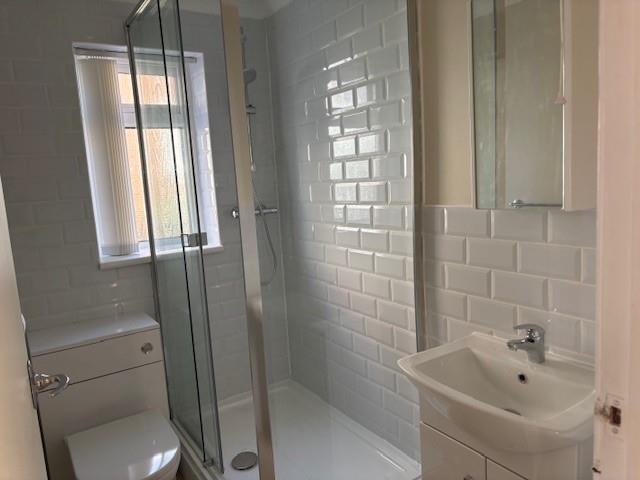 Bathroom Deri Avenue.jpg