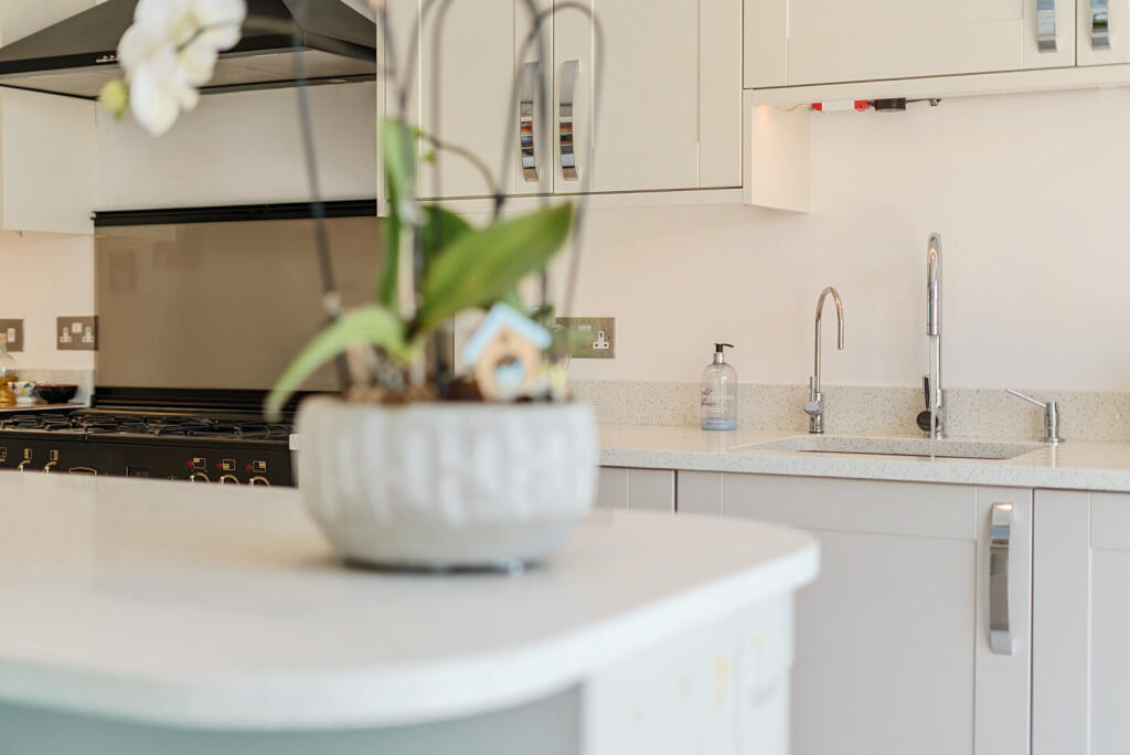 1306321-12-684c05...