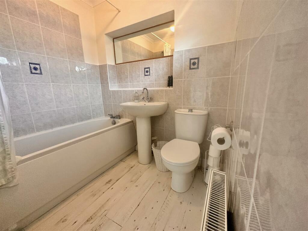 FAMILY BATHROOM