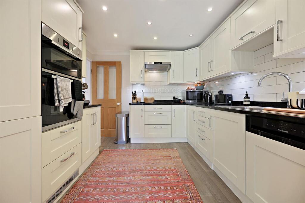 04-c13280238 VM HMF 23 BUCKINGHAM ROAD N1 4DG SELE