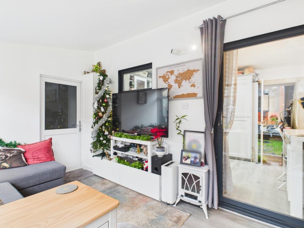 CAM03729G0-PR0195-STILL018