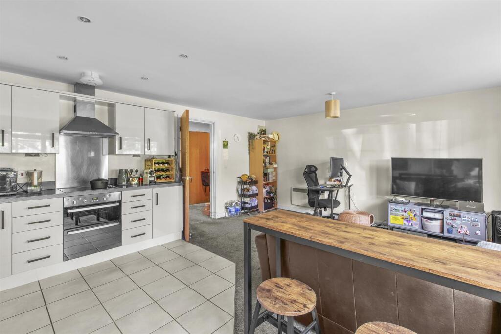 KITCHEN/LOUNGE