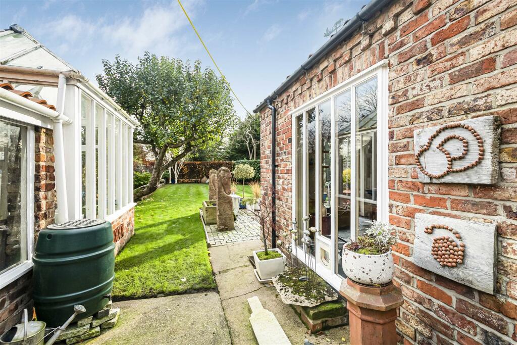 OUTSIDE/ GARDEN