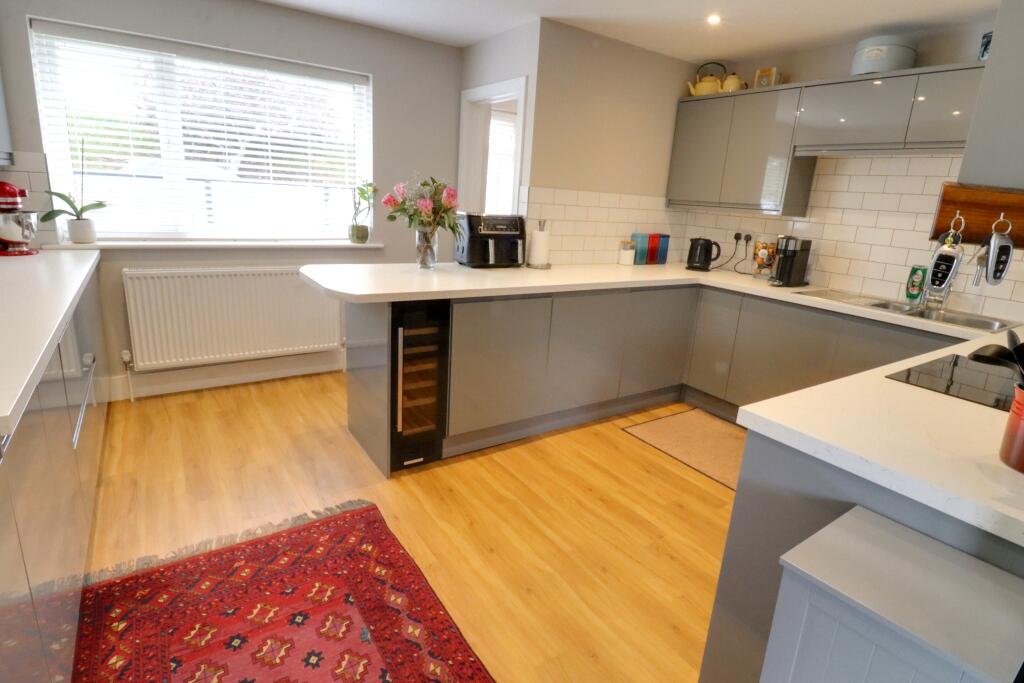 KITCHEN/BREAKFAST ROOM