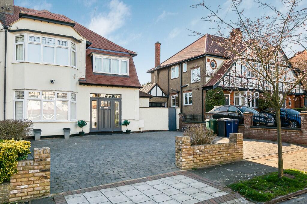 Church Crescent, London, N20