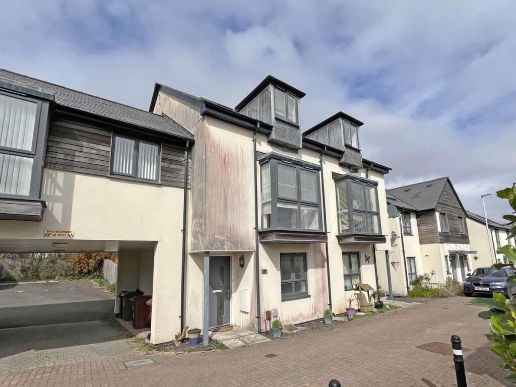 Cobham Close 31 Front...jpg