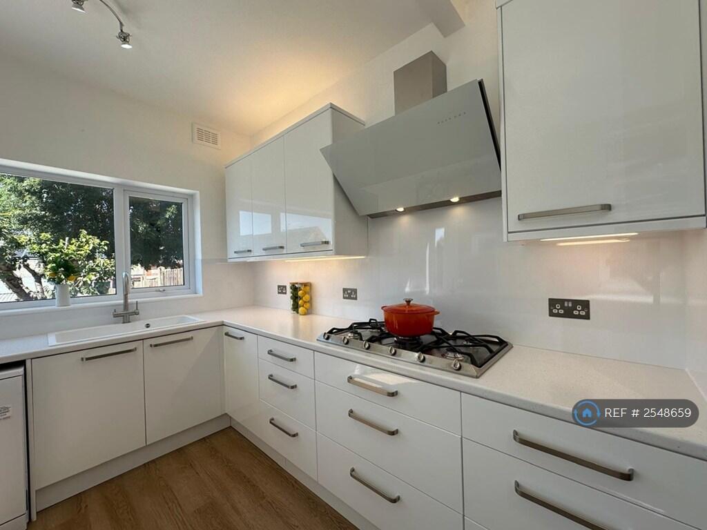 Fully Fitted Kitchen 