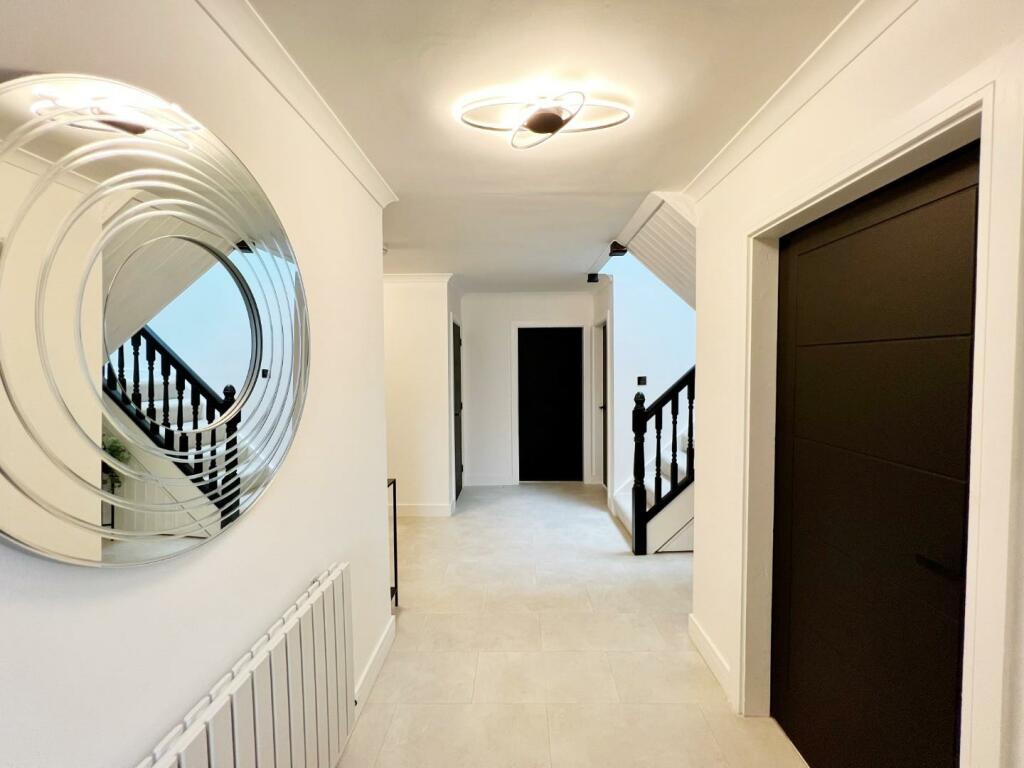 Hallway pic 2.jpg