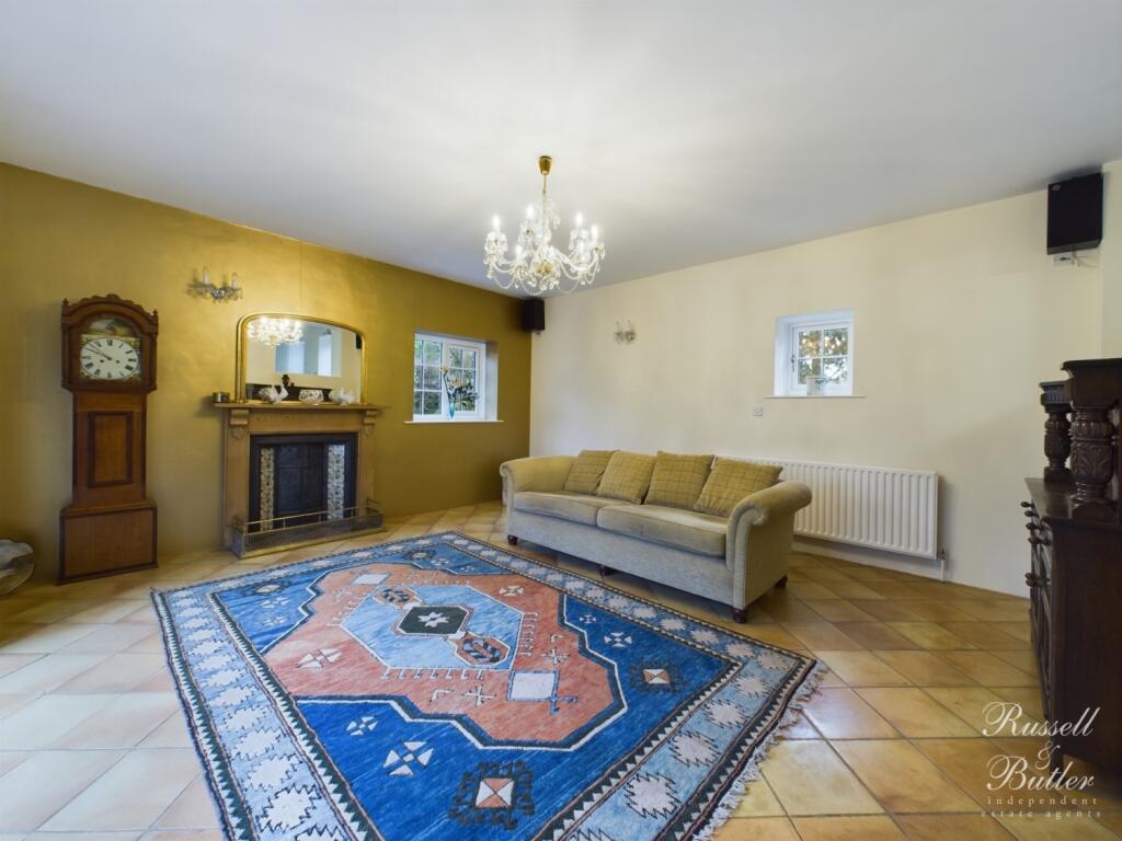 CAM02127G0-PR0228-STILL014