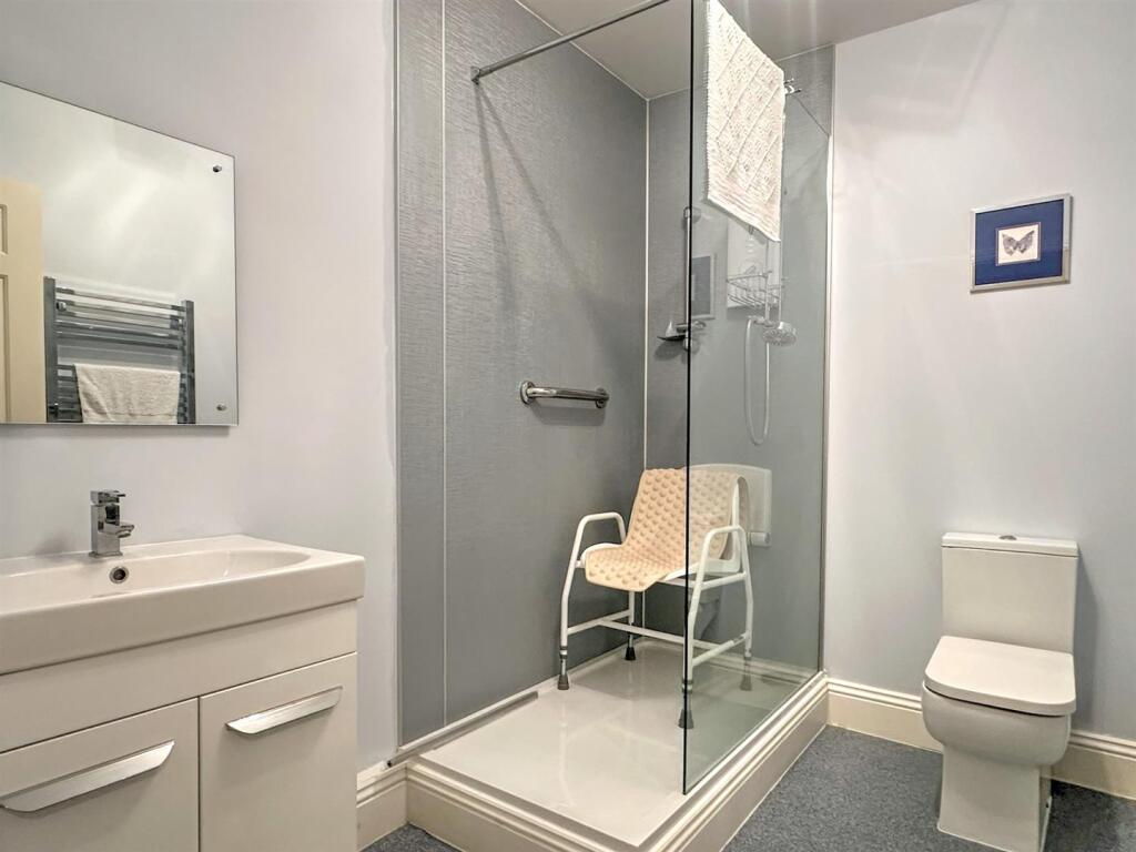SHOWER ROOM/WC