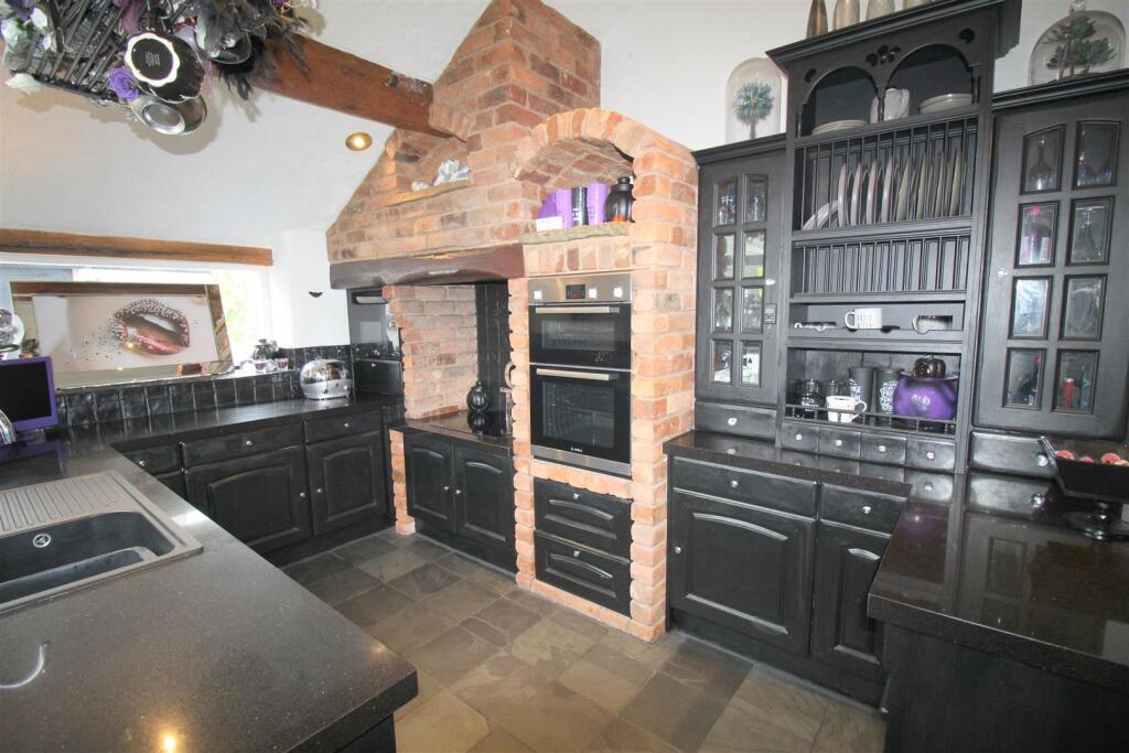 Leach Lodge Farm kitchen 3.JPG