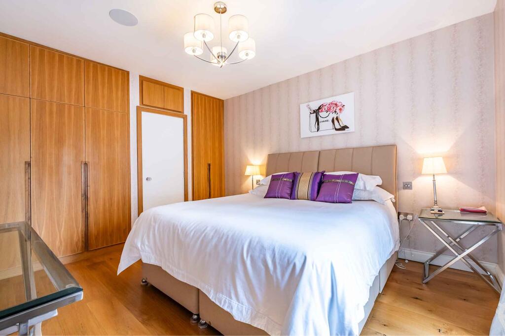 Principal Bedroom (with Super King Size Bed)