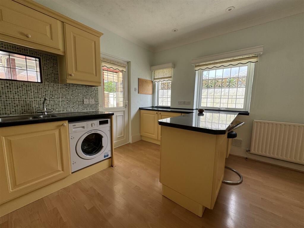 KITCHEN / BREAKFAST ROOM