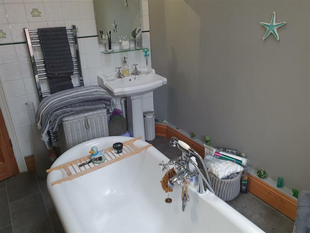 BATHROOM/W.C