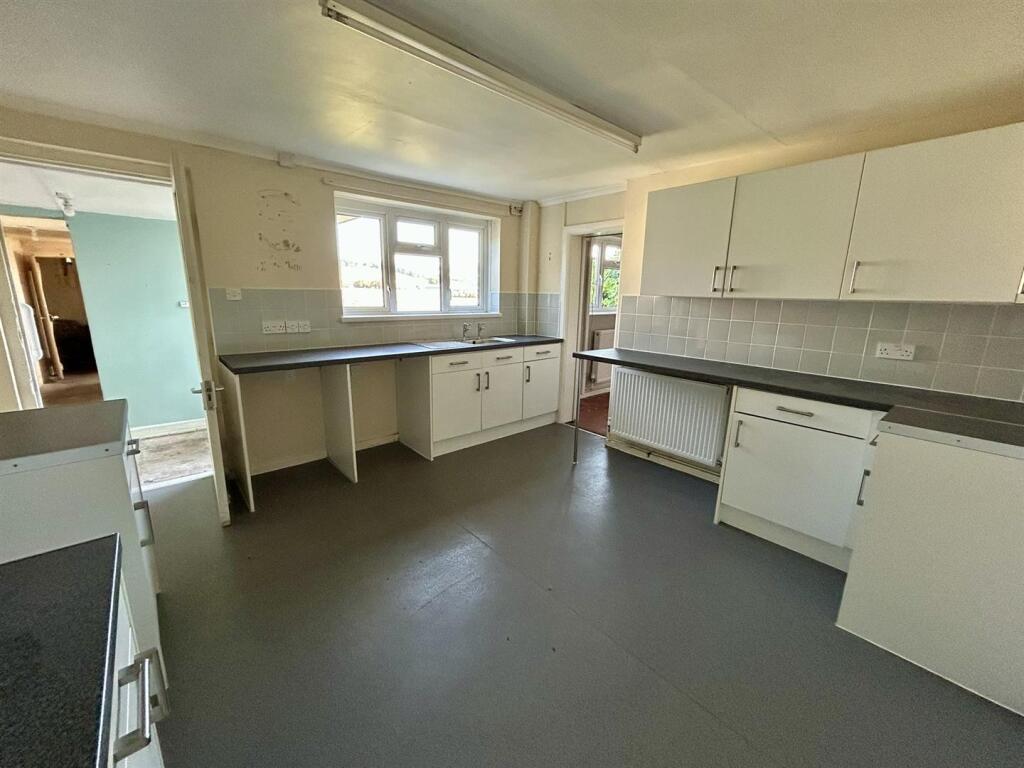 Kitchen (1).JPEG