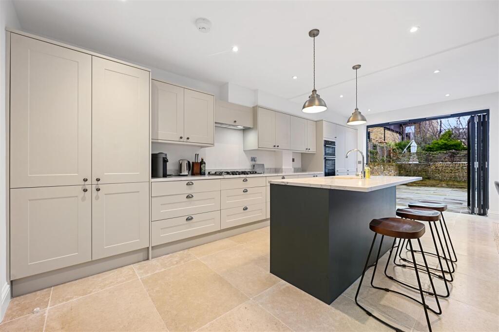 Bloemfontein Road - Kitchen1 (1).JPG