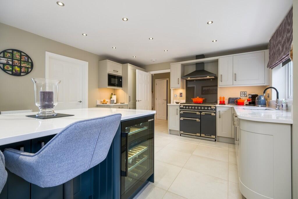 1440px-4 Shrubber...