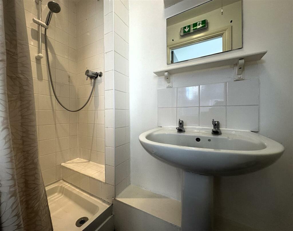 Room 8 Ensuite I.jpg