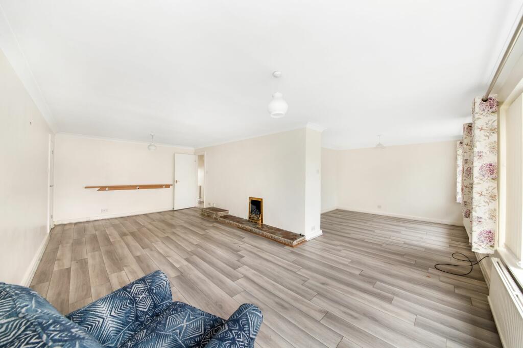 OPEN PLAN LIVING / DINING ROOM