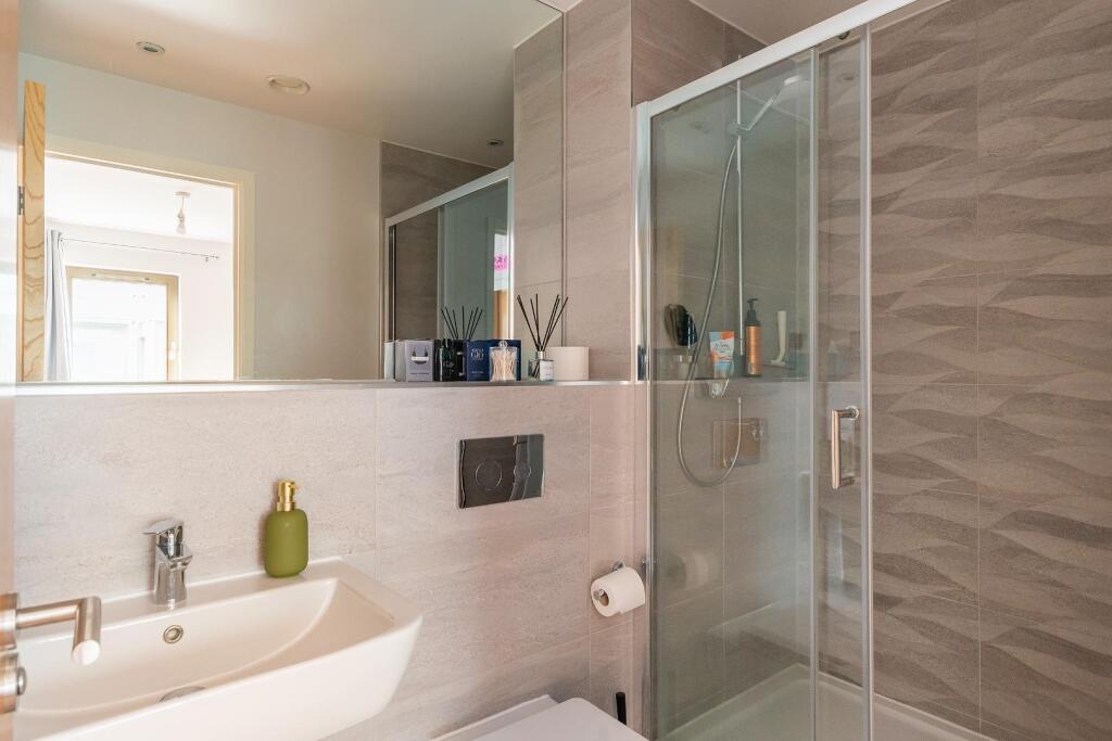 1A0Y5WW - Ensuite A.jpg