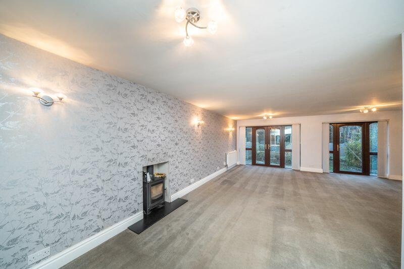 LARGE L SHAPED LOUNGE/DINING ROOM