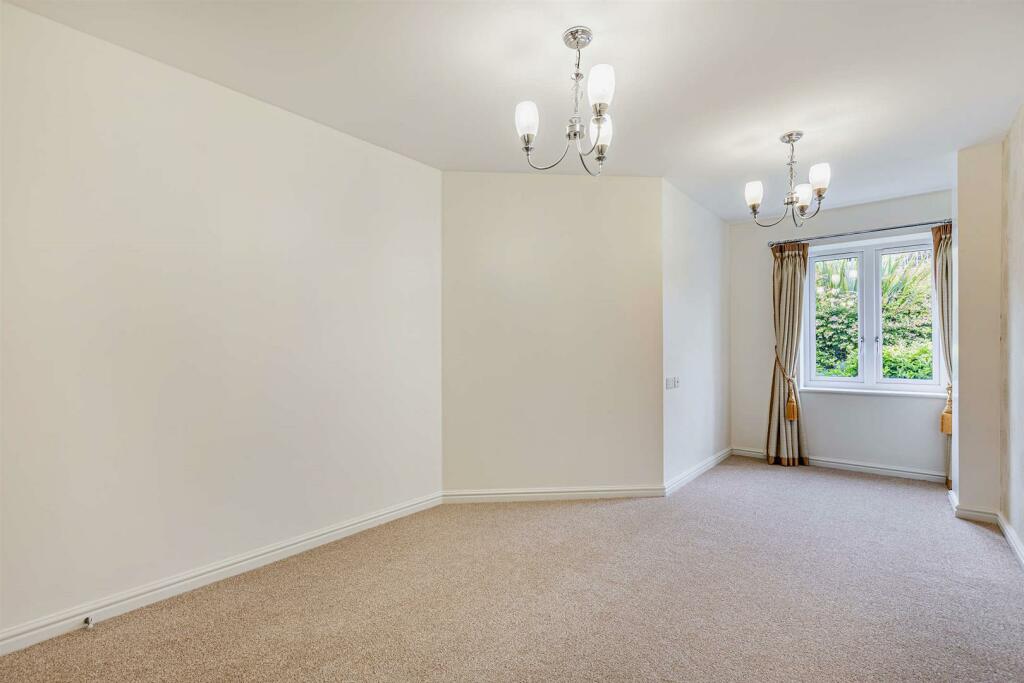 DOUBLE BEDROOM