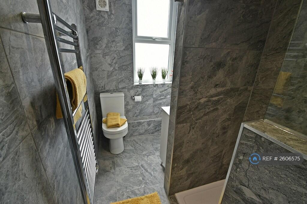 Main Bathrrom (2 People Sharing)