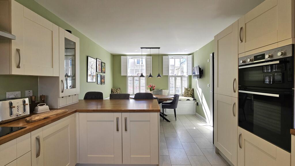 Kitchen / dining room