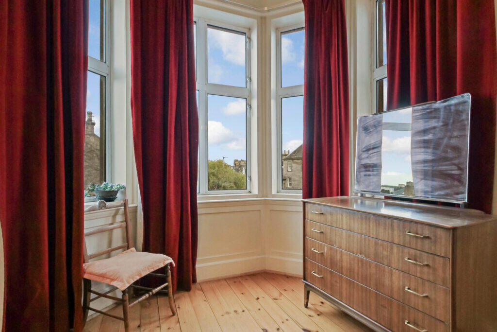 135/3 Newhaven Road, Edinburgh, EH6 4NP