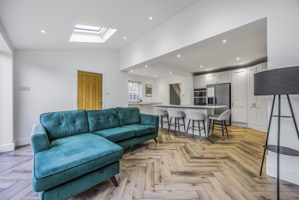 10 Old Manor Way, Drayton-PorticoMarketing-SoldBy-