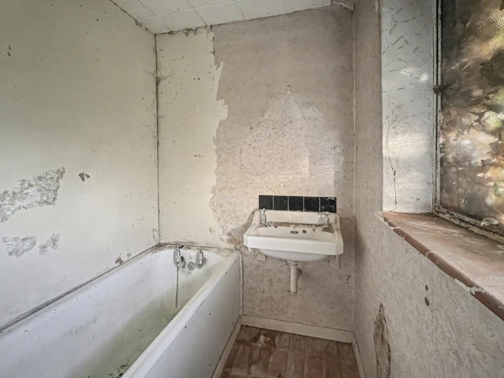 20251211033517 Bathroom-2 4o6li T202512121256.jpg