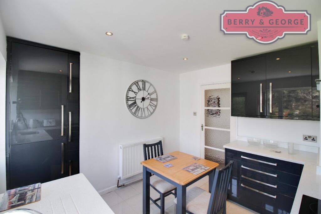 KITCHEN / BREAKFAST