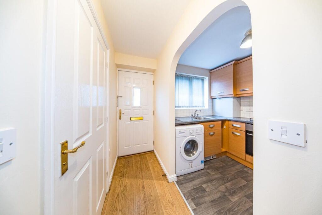 27 Molyneux Close hall.jpg