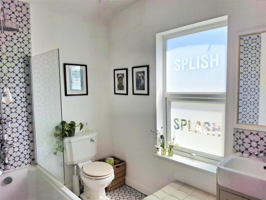 44 Chandos - Bathroom.jpg
