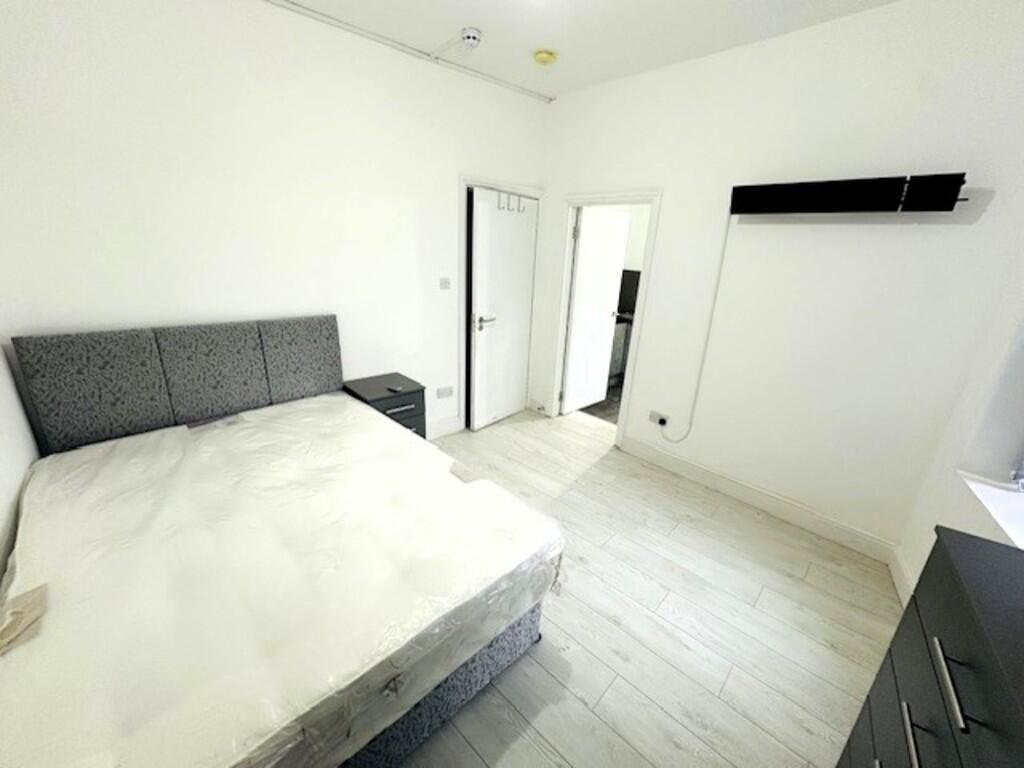 LIVING ROOM/BEDRO...