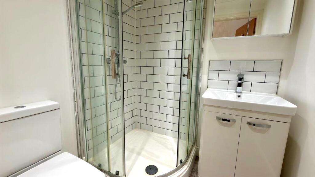 3-PIECE SHOWER ROOM
