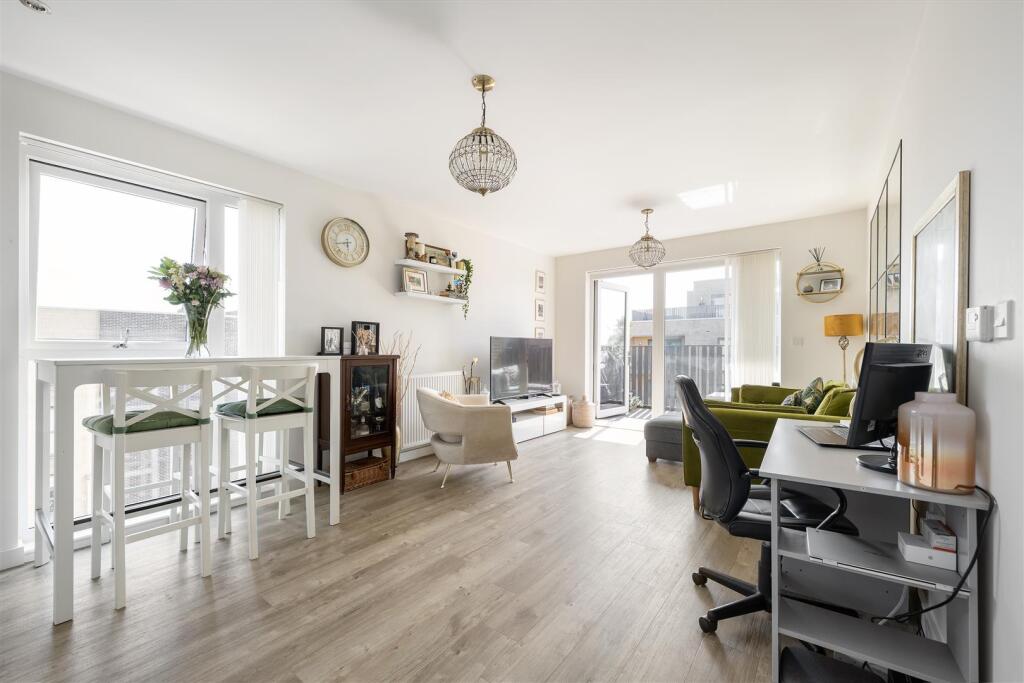 Merriam Close, E4